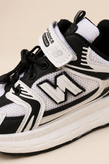 کفش اسپرت بچگانه نیوبالانس (New Balance) مدل راحتی با کفی طبی و بند تنظیمی