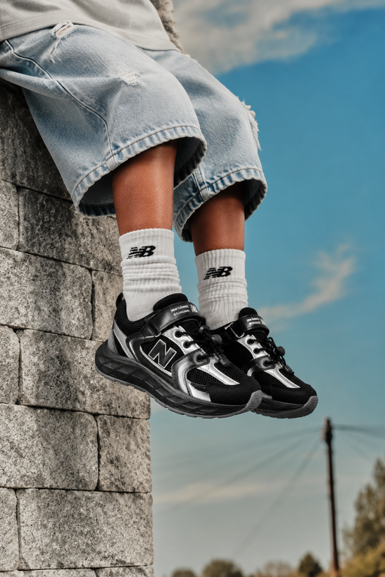 کفش اسپرت بچگانه نیوبالانس (New Balance) مدل راحتی با کفی طبی و بند تنظیمی